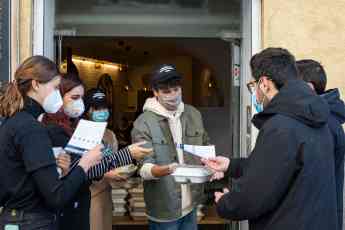 Voluntarias reparten comida en el centro de Madrid
