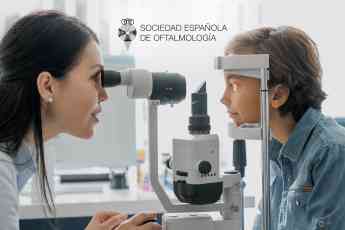 Momento de una revisión oftalmológica a un niño.