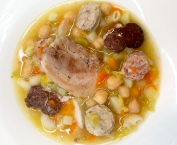 El equipo de cocina de la Teca Sàbat explica los secretos de la receta del caldo de Navidad