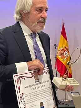 El neurocirujano Francisco Villarejo recibe el Premio Estetoscopio de Oro a la Innovación en la Medicina 2022