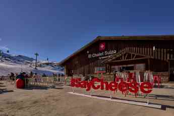 118 Studio diseña el restaurante "Chalet Suizo by Quesos de Suiza" en la estación de esquí de Sierra Nevada