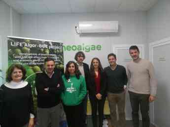Miembros de la Comisión Europea visitan las instalaciones de Neoalgae para valorar el proyecto LIFE ALGAR - BEE que lidera la pyme asturiana