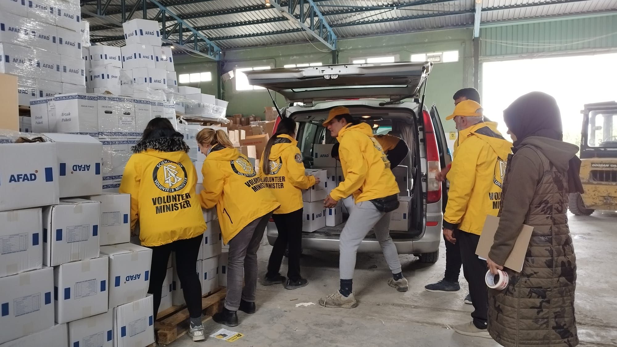 Voluntarios de Scientology distribuyen 78 toneladas de suministros en Turquia