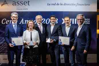 Grupo Julià y Montserrat Pons, Directora de Finanzas y Administración de BASF Española, ganadores de los Premios a la Excelencia que otorga la Asociación Española de Financieros de Empresa (ASSET)