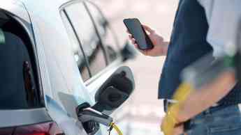 Schneider Electric lanza el primer cargador de vehículo eléctrico que se conecta al sistema de gestión energético del hogar desde una sola app