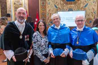 Cione, con los nuevos graduados en óptica de la UCM