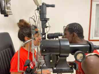 ZEISS patrocina la instalación en Missirah (Senegal) de una óptica completa 