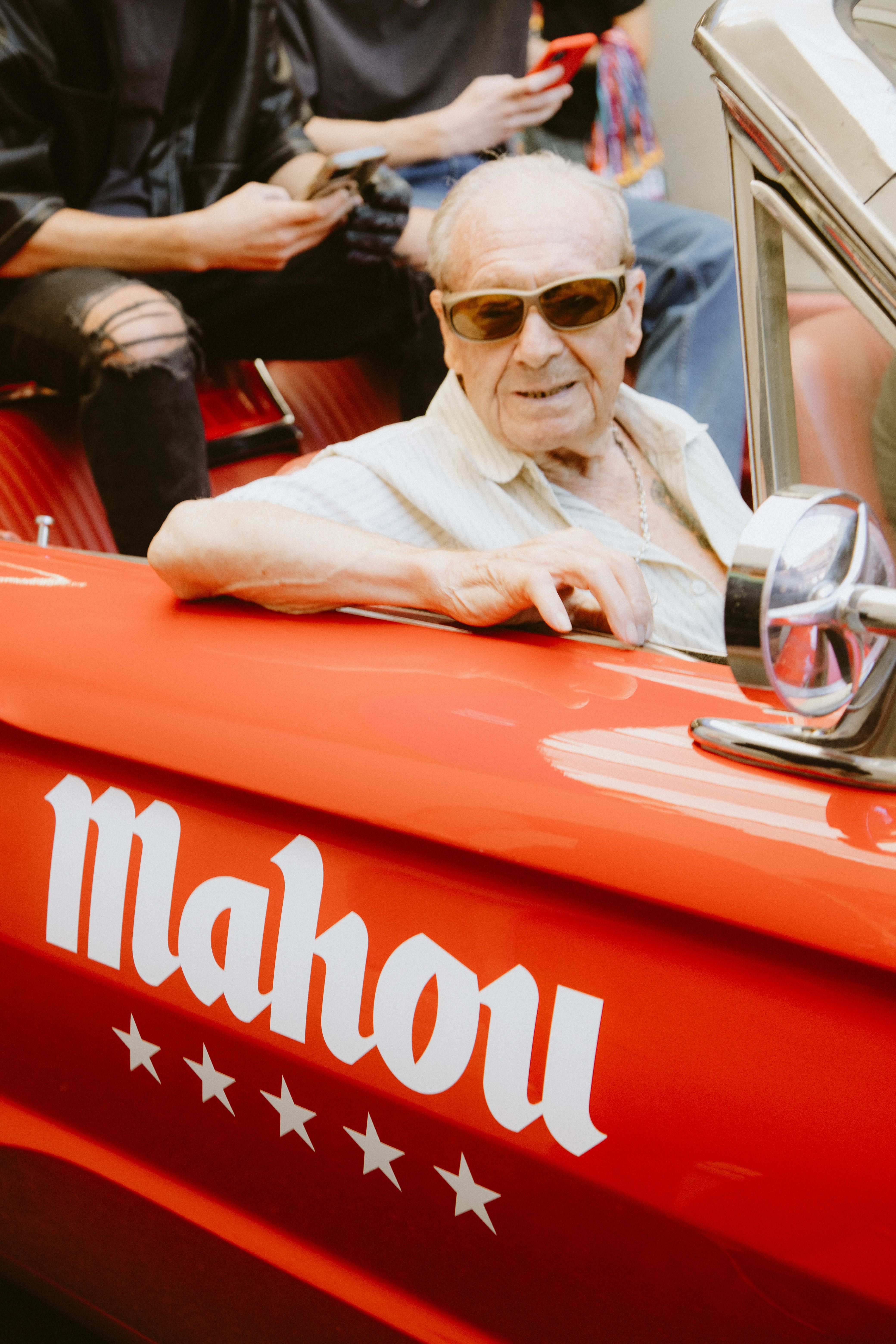 Fotografia El Abuelo Emilio en el coche Mahou en la Kings League