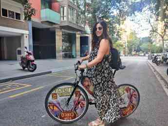 Cityflow y el Circo de Fofito pedalean juntos: magia circense cruza Valencia sobre dos ruedas