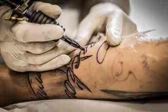 Noticias Artes Visuales | Tatuaje Letras Recien Hecho