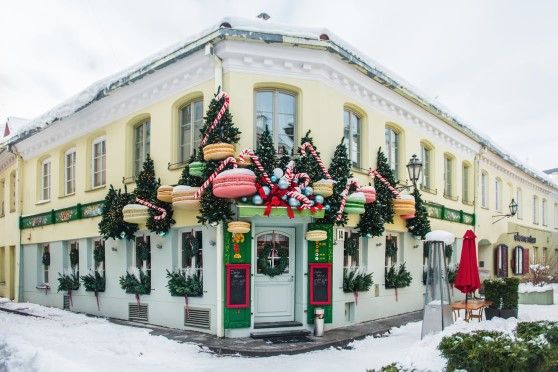 Decoración navideña en una tienda de la calle Stikliai de Vilna