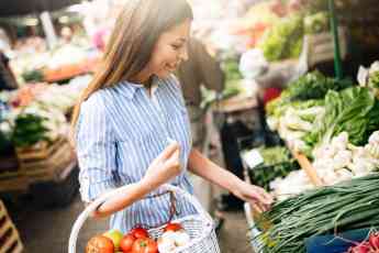 Noticias Nutrición | Mujer comprando en el mercado