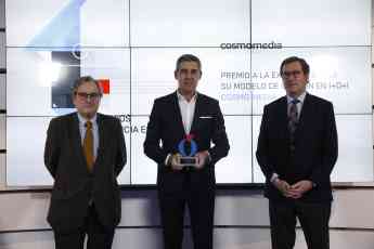 Noticias Premios | José Manuel Fuentes recoge el premio de Cosmomedia
