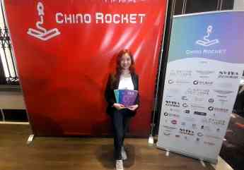 Veline Ong posa con sus libros "Chino Rocket"