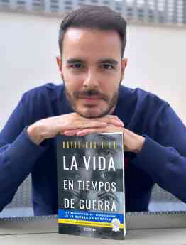 Noticias Literatura | David Castillo con el primer ejemplar de «La