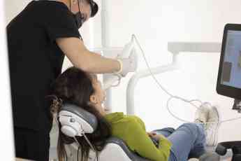Noticias Odontología | Un ortodoncista revisa la boca de una paciente