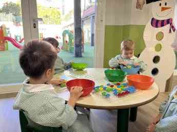 Noticias Salud | Niños experimentando en el aula