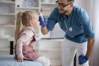 Noticias Infantil | Imagen de archivo - Una niña en una consulta de