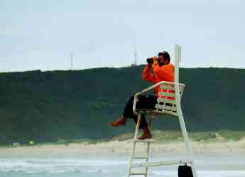 Noticias Salud | Socorrista vigilando la playa.