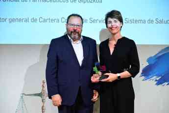 Noticias Premios | Ane Otaegui recogiendo el premio de manos de