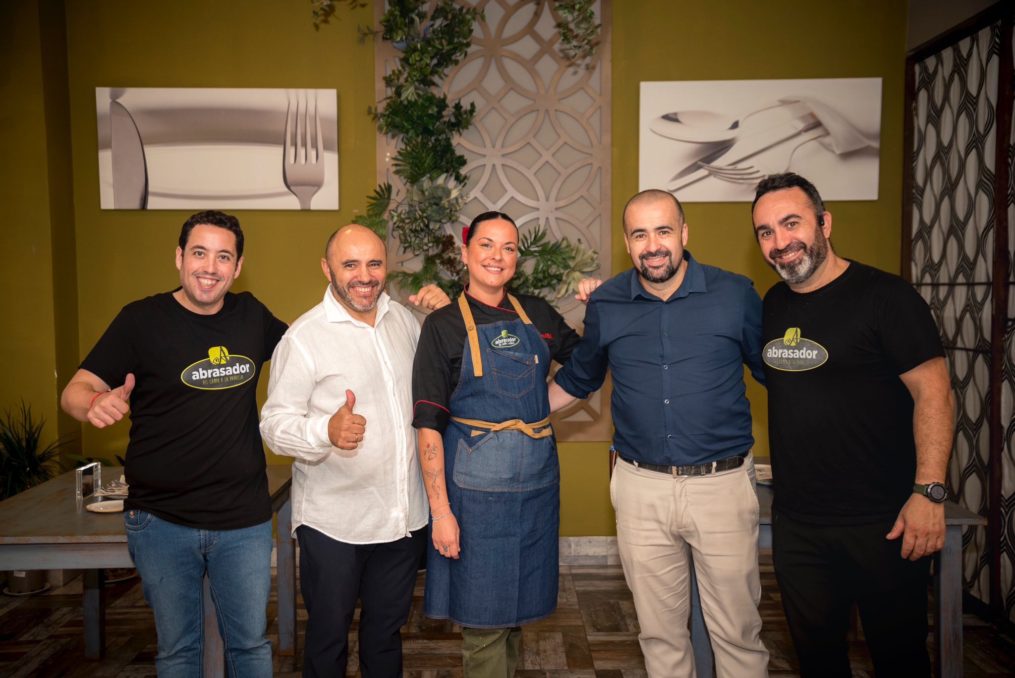 De izquierda a derecha Javier Molina metre y sumiller de Grupo Abrasador Julio Ramrez CEO Grupo Abrasador Victoria y Miguel responsables de Abrasador el Laurel y Carlos Torres chef asesor Grupo Abrasador Merca2.es