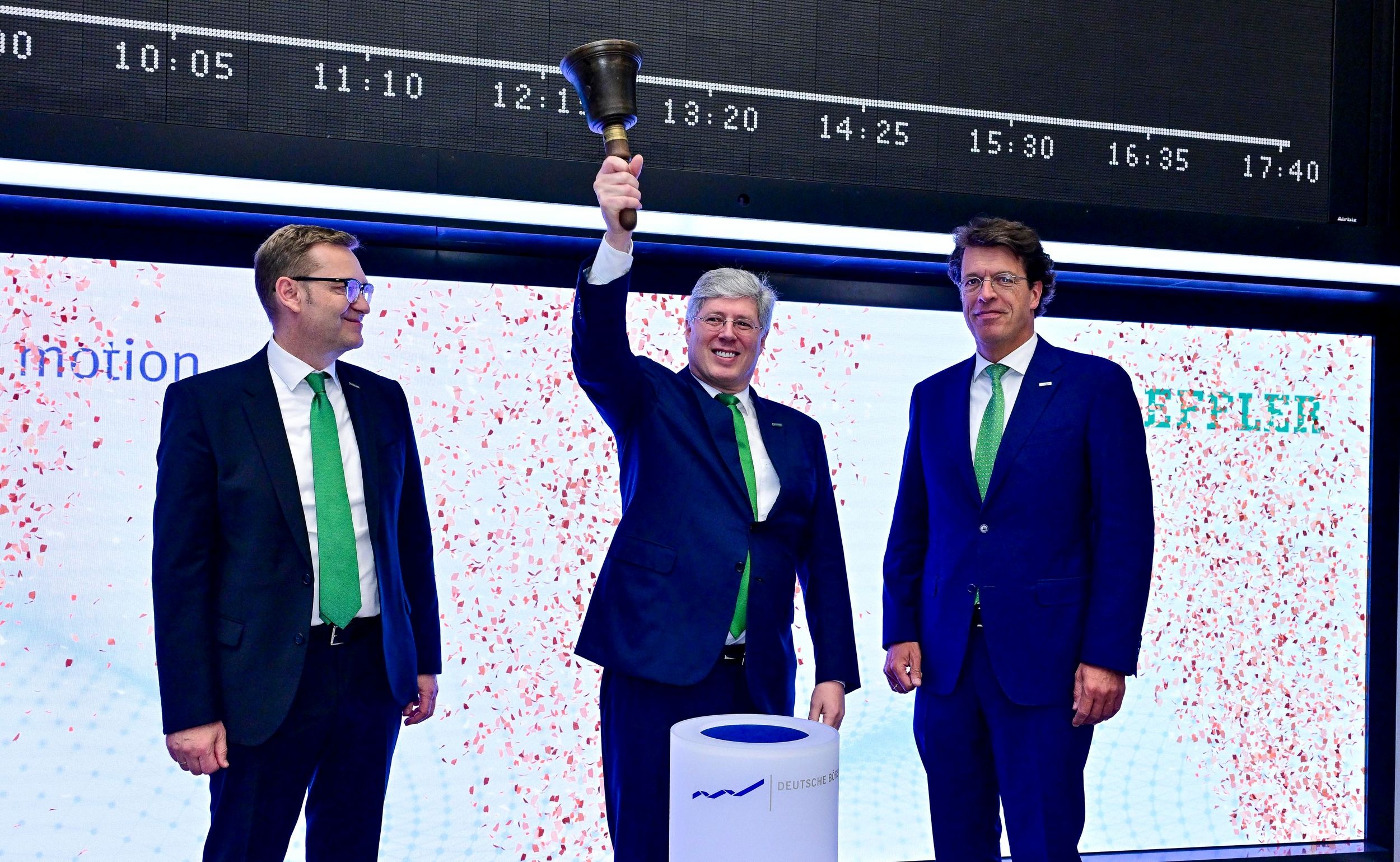Georg F. W. Schaeffler, acionista familiar e presidente do Conselho de Supervisão da Schaeffler AG (centro) Georg F. W. Schaeffler, acionista familiar e presidente do Conselho de Supervisão da Schaeffler AG (centro)