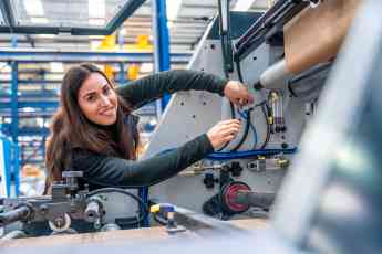 Noticias Formación profesional | Mujer electricista