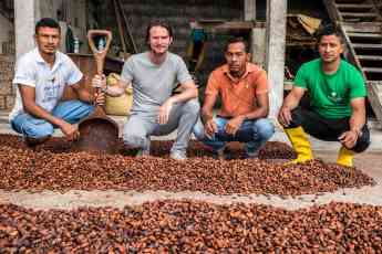 Noticias Estilo de vida | Santiago Peralta con productores de cacao