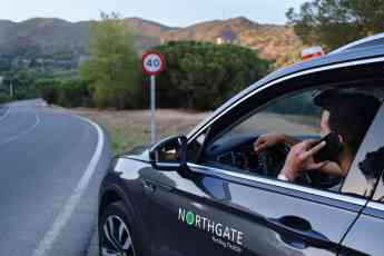 Recomendaciones Northgate: las luces de emergencia V-16, más seguras que los tradicionales triángulos, que ya no son obligatorios en autopistas y autovías