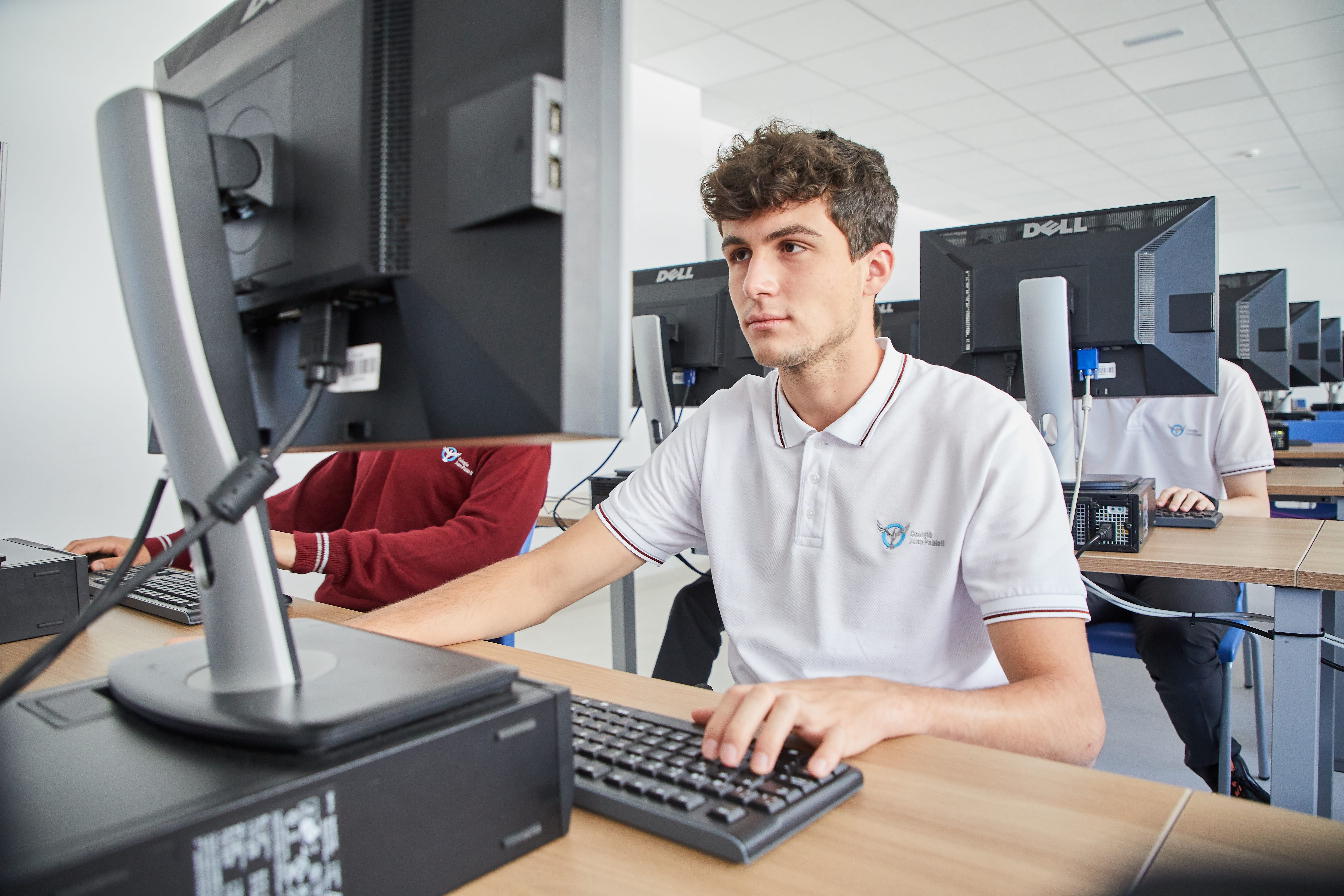 Un colegio sin iPads ni móviles, pero con alumnos que programan y crean sus propias IA