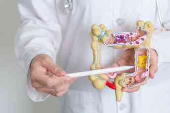 Dr. Juan Arenas, jefe del Servicio de Aparato Digestivo de Policlínica Gipuzkoa: "El aumento de casos de colitis ulcerosa y Crohn podría estar relacionado con la alimentación"