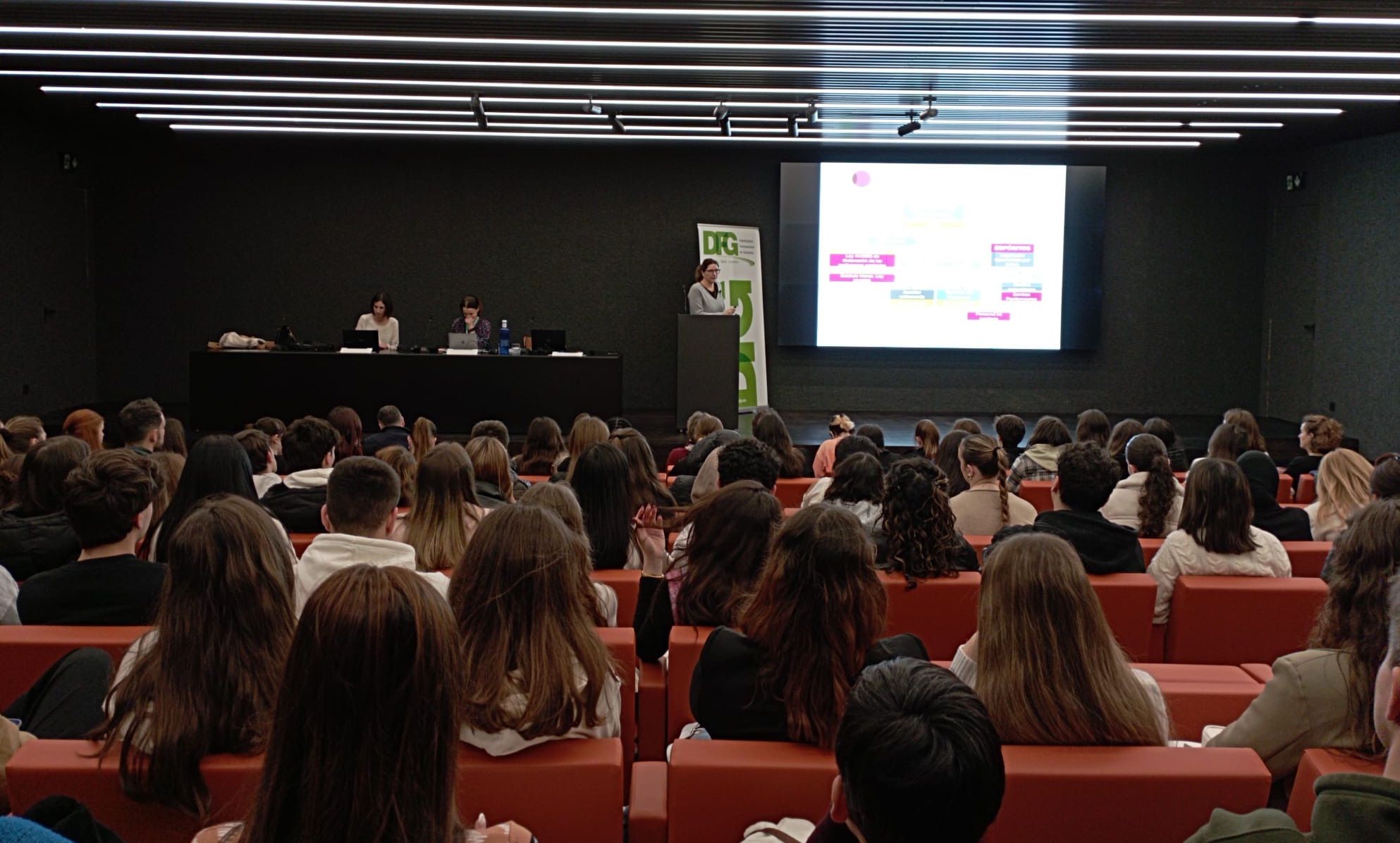 Farmacéuticas especialistas en Farmacia Hospitalaria de Gipuzkoa acercan las funciones de estos servicios a 135 estudiantes de grados de Formación Profesional