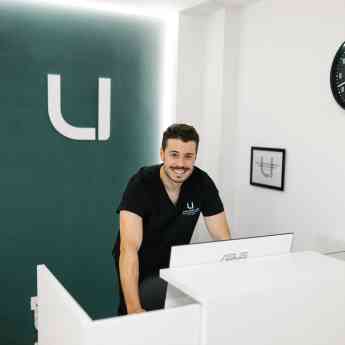 El propietario de la Clínica de Fisioterapia López Uría en Oviedo expone el error más común que cometen las personas con dolor muscular