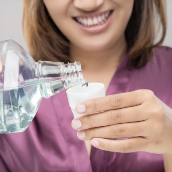El Centre Dental Francesc Macià explica las claves de los mejores tipos de enjuagues bucales y colutorios para la salud bucodental