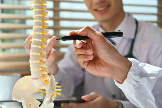 Dr. Gastón Camino, traumatólogo de Policlínica Gipuzkoa: "Muchas fracturas vertebrales por osteoporosis están sin diagnosticar o tardamos demasiado"