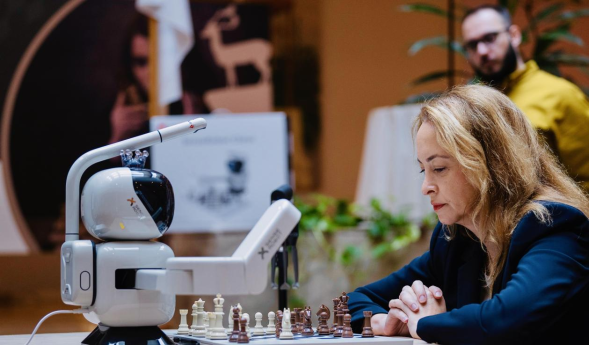 SenseRobot triunfa en el enfrentamiento contra la Campeona Mundial de Ajedrez Femenino