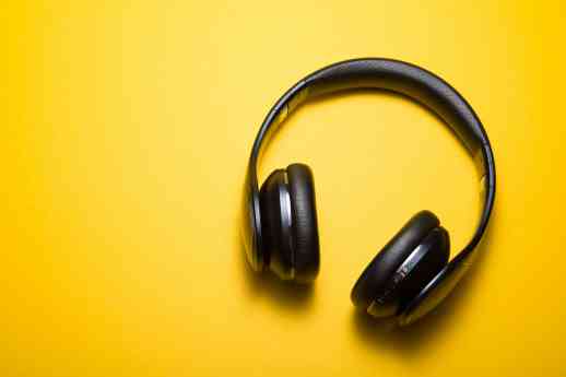 La literatura en audio alcanza un nuevo récord, con 9.7 millones de oyentes en 2025, según Audible