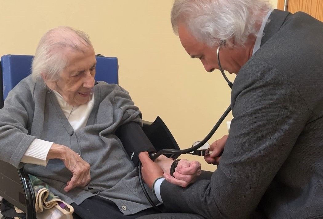 O surpreendente segredo da Irmã Rosario, a freira mais velha do mundo com 111 anos, comoveu o Dr. de la Peña. O surpreendente segredo da Irmã Rosario, a freira mais velha do mundo com 111 anos, comoveu o Dr. de la Peña.