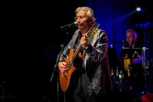 Sesión histórica con el concierto homenaje a Joan Manuel Serrat celebrado en el mismo espacio donde debutó hace 60 años