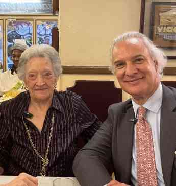 Pepita Bernat, en el umbral de los 106 años, desvela el secreto de su juventud al doctor Manuel de la Peña