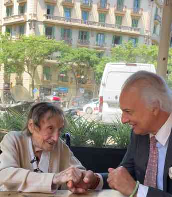 Angelina Torres, con 112 años, la más longeva de España, revela los secretos de su juventud al Dr. De la Peña