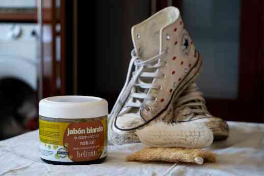 La empresa centenaria Jabones Beltrán ofrece una solución sencilla para conseguir unas zapatillas blancas