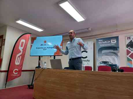 IRCONGAS muestra a futuros mecánicos cómo transformar un vehículo a GLP
