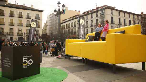 Galerías del Tresillo convierte el sofá en arte urbano para celebrar su 50 aniversario