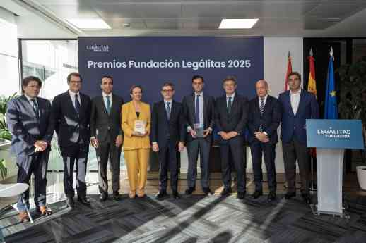 El ministro de Justicia preside la entrega de los premios Fundación Legálitas a la RAE y TaxDown 