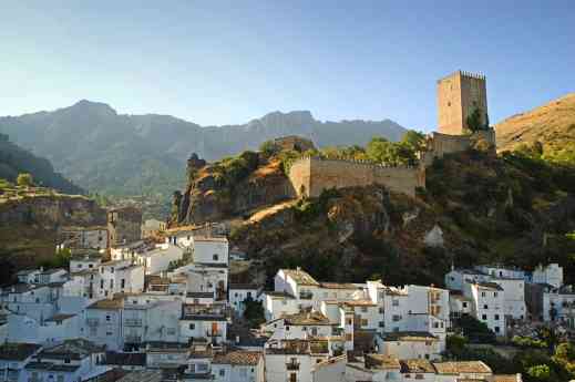 Los alquileres de corta duración canalizan más de 5.500 millones de euros hacia el comercio local de la España rural, según Airbnb