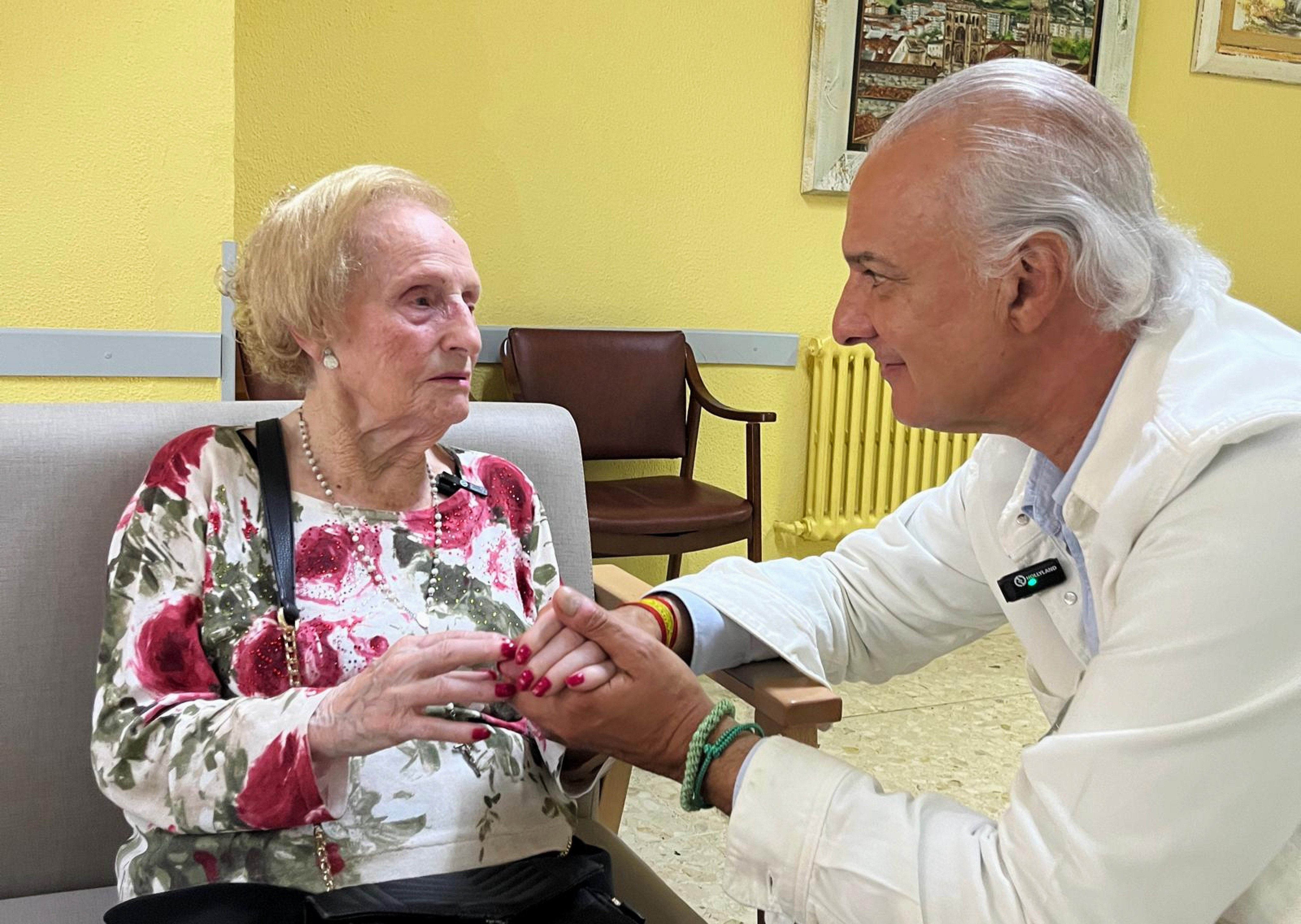 O Dr. Manuel de la Peña: "A vida é um tango e é preciso dançá-lo como ele vier", como Esperanza Cortiñas, de 108 anos. O Dr. Manuel de la Peña: "A vida é um tango e é preciso dançá-lo como ele vier", como Esperanza Cortiñas, de 108 anos.