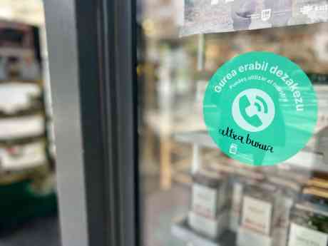 43 farmacias de San Sebastián se suman a la iniciativa ‘Altxa Burua’ para promover un uso responsable del móvil entre los jóvenes