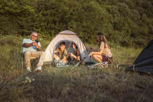 Glampings, cabañas aisladas y campings protegidos encuentran en el satélite su conectividad ideal