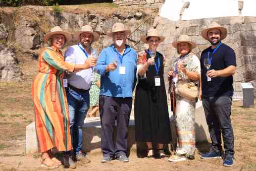Éxito de '100 vinos, 100 libros' en un enclave histórico junto al mar en las Rías Baixas